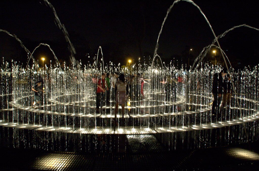 Limeñens enjoying the Magical Water Fountain Park
